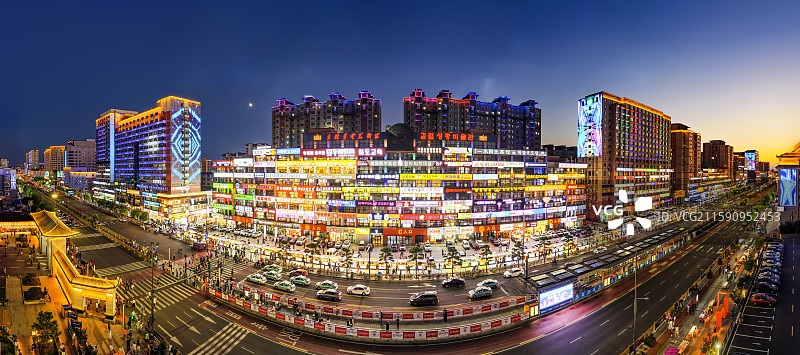 秋季夜晚，航拍吉林省延吉市延大网红墙全景图片素材