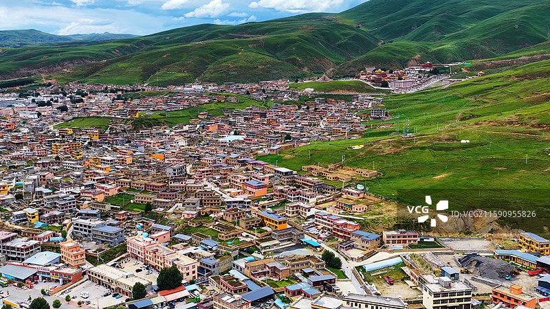 航拍川西高原世界高城天空之城毛垭草原理塘县风光图片素材