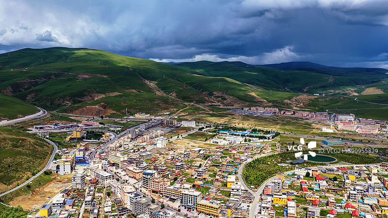 航拍川西高原世界高城天空之城毛垭草原理塘县风光图片素材