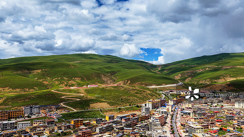 航拍川西高原世界高城天空之城毛垭草原理塘县风光图片素材