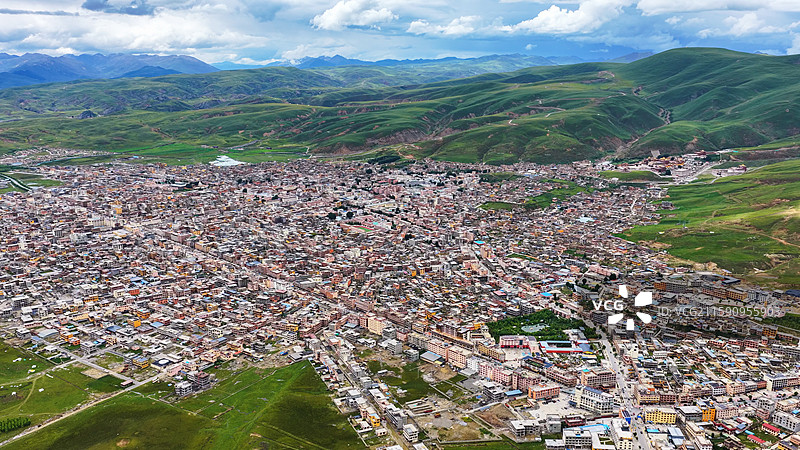 航拍川西高原世界高城天空之城毛垭草原理塘县风光图片素材