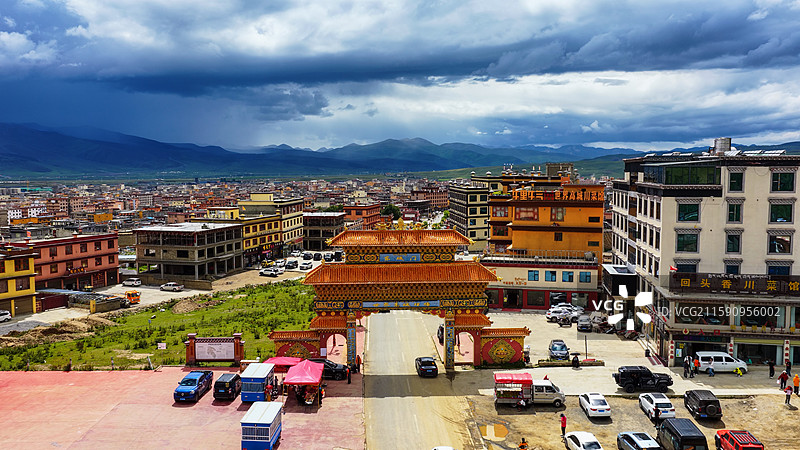 航拍川西高原世界高城天空之城毛垭草原理塘县风光图片素材