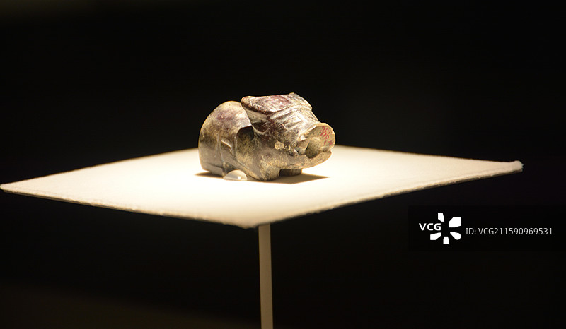 玉牛 ，商朝（公元前1600～前1046年) 河南罗山县养张乡出土 河南博物院藏图片素材