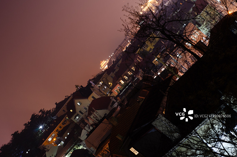 山东青岛观象山城市居民区夜晚俯瞰景象图片素材