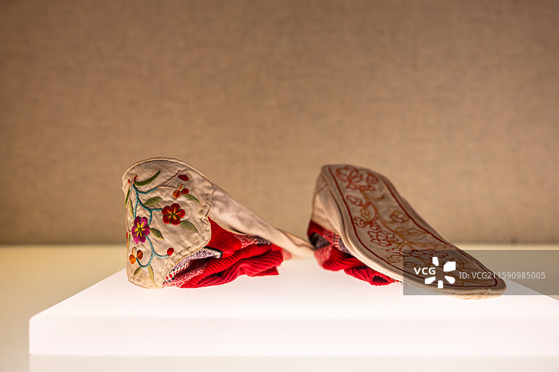东乡族绣花软底鞋 甘肃临夏 上海博物馆图片素材