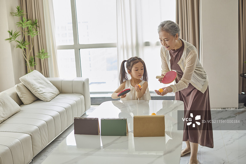 老人和孙女在家打乒乓球图片素材