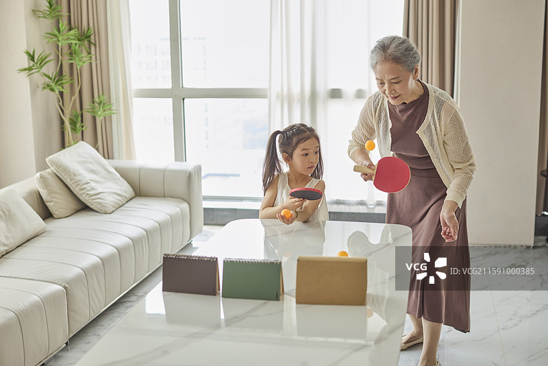 老人和孙女在家打乒乓球图片素材