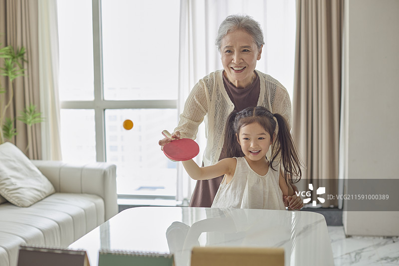 老人和孙女在家打乒乓球图片素材