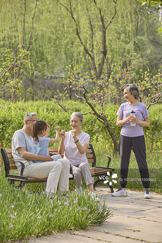 老人和孩子在公园玩图片素材