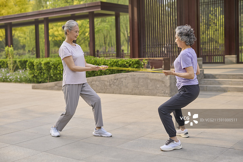 老年人在公园锻炼身体图片素材