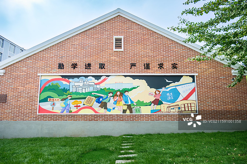 辽宁锦州辽宁工业大学复原老建筑上的校训宣传画图片素材