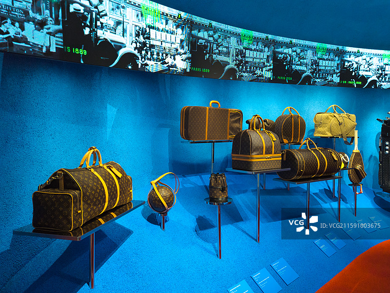 上海路易号 LV 路易威登非凡之旅展览 限量版箱包 香氛 香水 配件图片素材
