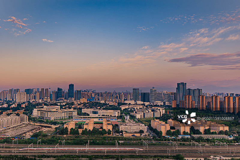 在成都理工大学遥望雪山图片素材