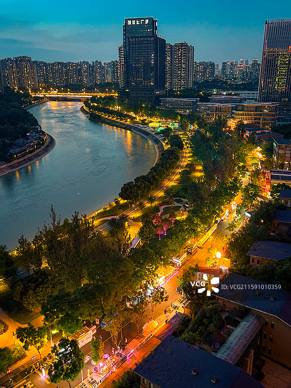 成都三色路夜景：河畔灯光与城市建筑的和谐共生图片素材