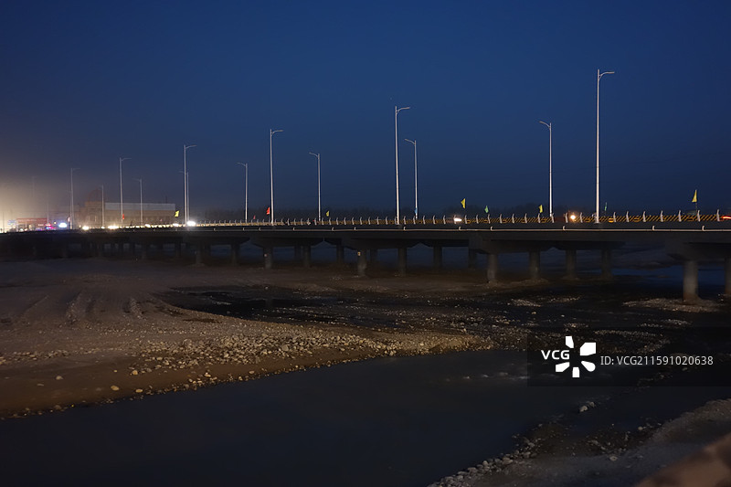 新疆南疆和田街景：玉龙喀什河夜景图片素材