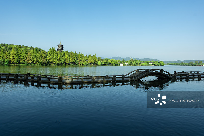 杭州西湖雷峰塔下的宁静湖面图片素材