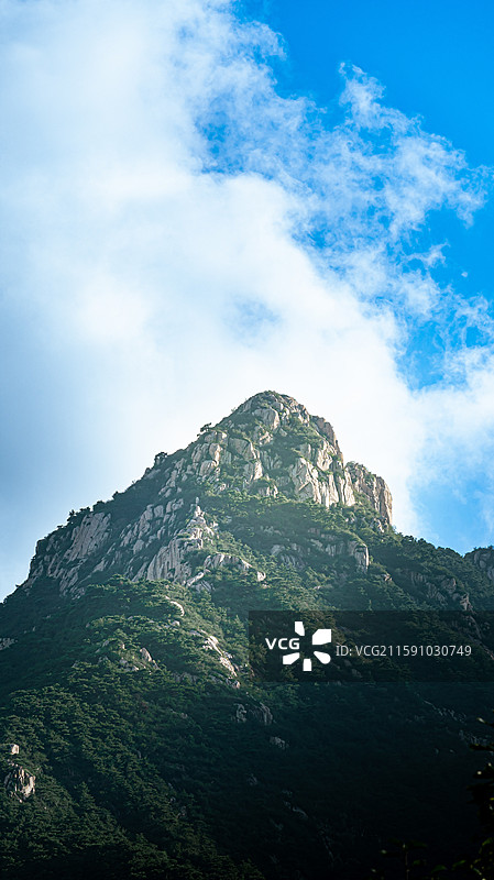 阳光映照下的泰山天烛峰图片素材