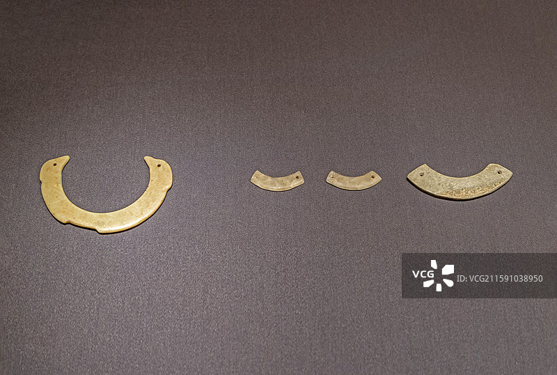 山西临汾陶寺遗址博物馆兴县碧村遗址考古成果展：玉璜【龙山晚期（距今4000年），山西博物院藏】图片素材