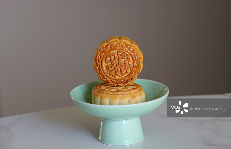 高脚盘中的月饼图片素材