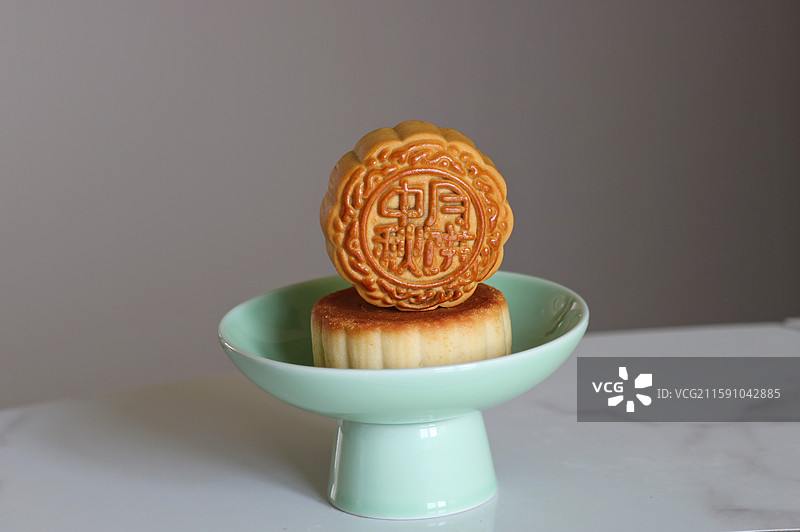 高脚盘中的月饼图片素材