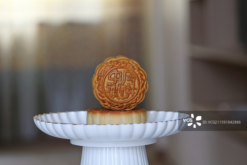 高脚盘中的月饼图片素材