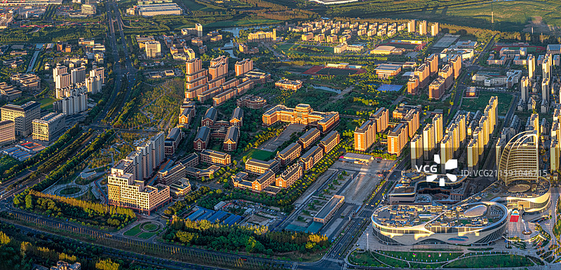 临港大学城 建桥学院 龙光蓝鲸 上海临港自贸区 日出时刻清晨的朝阳照亮城市建筑 南汇新城图片素材
