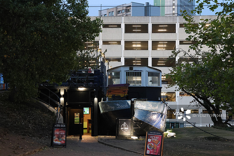 英国利兹LEEDS利兹大学市中心纺织学院张国荣雕像图片素材