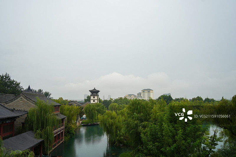 航拍视角的江南古城水乡绿水风光图片素材