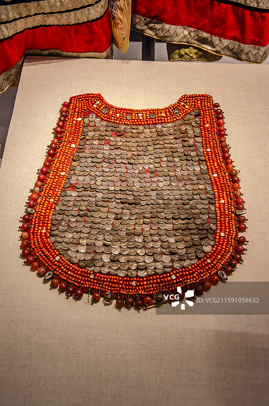 已婚妇女佩戴的胸饰或护胸（巴什基尔人，19世纪上半叶）图片素材