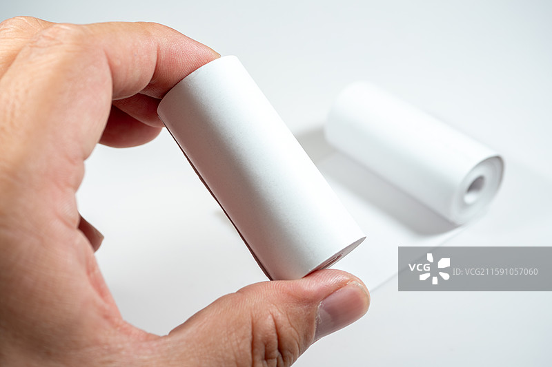 长期接触热敏纸可能会通过皮肤吸收双酚A，对健康造成潜在危害。图片素材