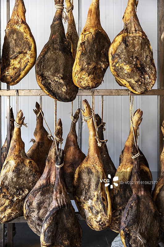 在市场上出售的云南宣威火腿图片素材