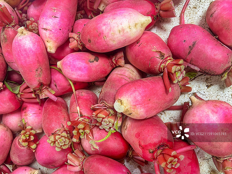 菜场摊位上待售的新鲜红萝卜图片素材