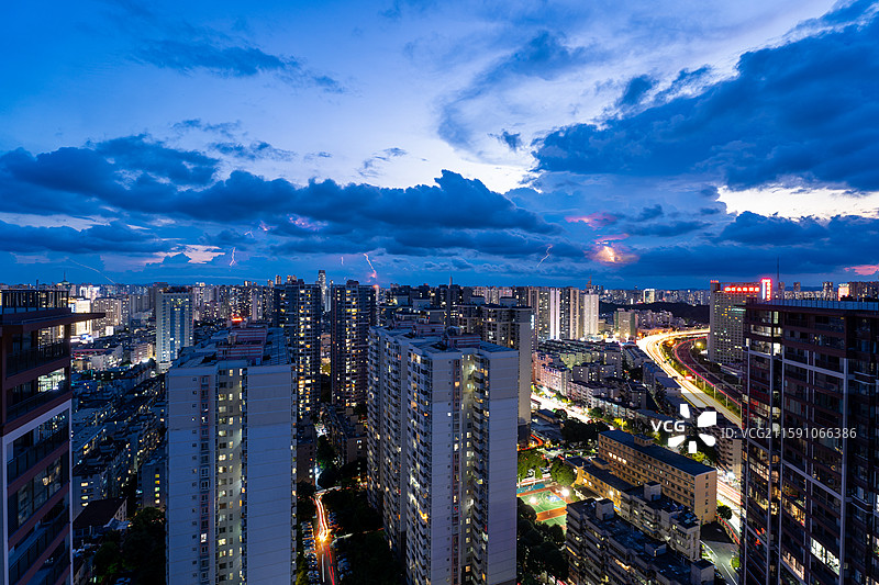 南宁夜空之电闪雷鸣与万家灯火图片素材