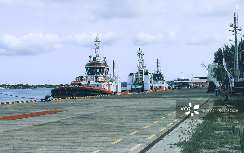 蓝梦岛出海船只图片素材