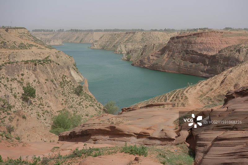 陕西省陕北榆林市靖边县龙洲乡闫家寨：靖边波浪谷红砂岩龙洲丹霞水上丹霞图片素材