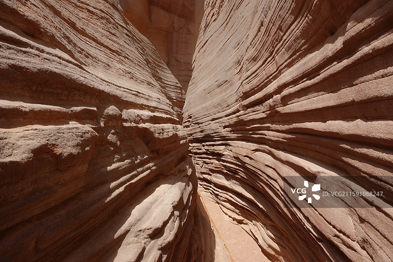 陕西省陕北榆林市靖边县龙洲乡闫家寨：靖边波浪谷红砂岩龙洲丹霞一线天图片素材