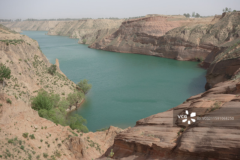 陕西省陕北榆林市靖边县龙洲乡闫家寨：靖边波浪谷红砂岩龙洲丹霞水上丹霞图片素材