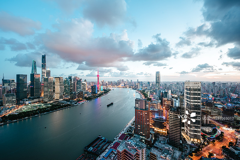 虹口浦东滨江黄浦江陆家嘴北外滩东方明珠金茂环球金融上海中心大厦蓝天白云水晶天日落蓝调图片素材