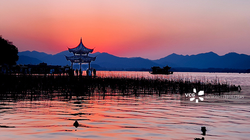 西湖集贤亭晚霞图片素材