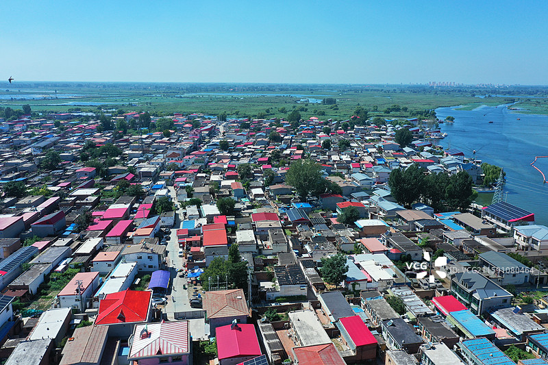 白露凝霜染万冈，千山晕色透虹光  金风识得秋颜秀，云宇雁鹭人字长   枫火燃霞峰绘彩，芦花摇雪水生黄图片素材