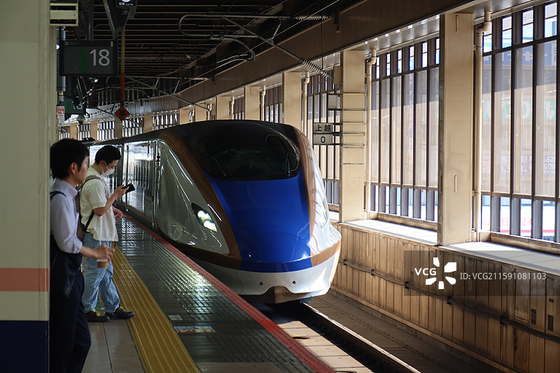 新干线E7/W7系列车进入大宫站上越、北陆新干线站台图片素材