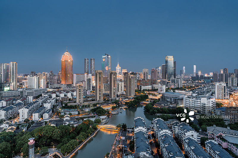 蓝调时刻的无锡市中心地标建筑与梁溪河图片素材