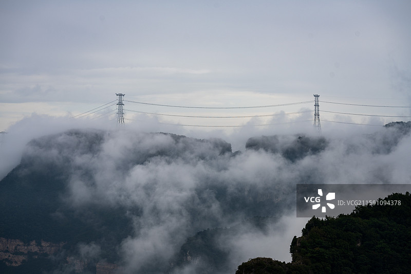 太行山巅的输电线路图片素材