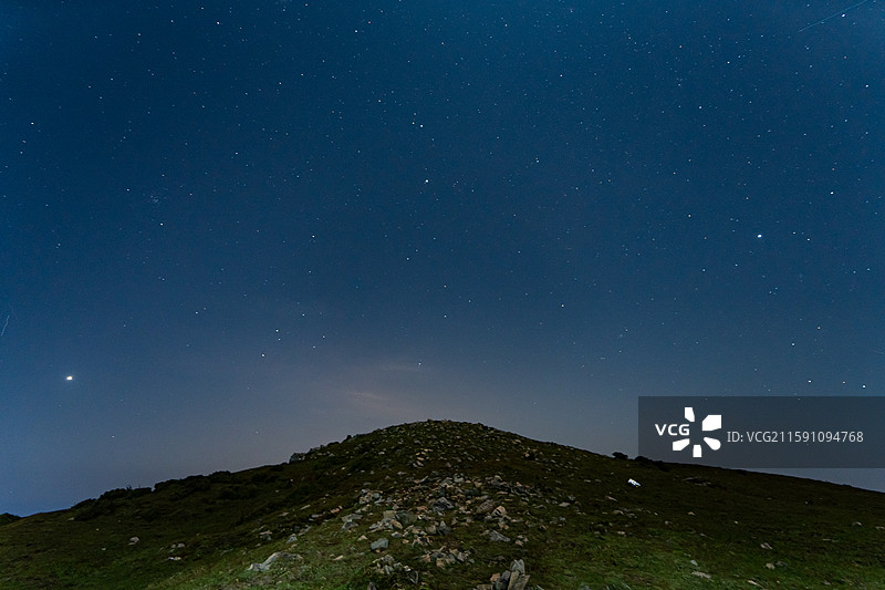 星空下的东灵山，北京最高峰，位于门头沟区清水镇，谷深坡陡，山势雄伟，怪石嶙峋，有天然森林和亚高山草甸图片素材