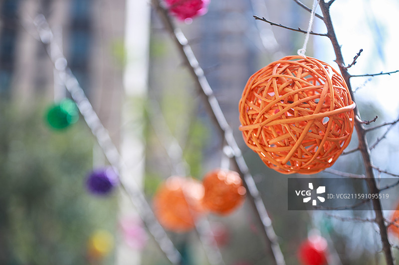 树枝上的缤纷希望图片素材