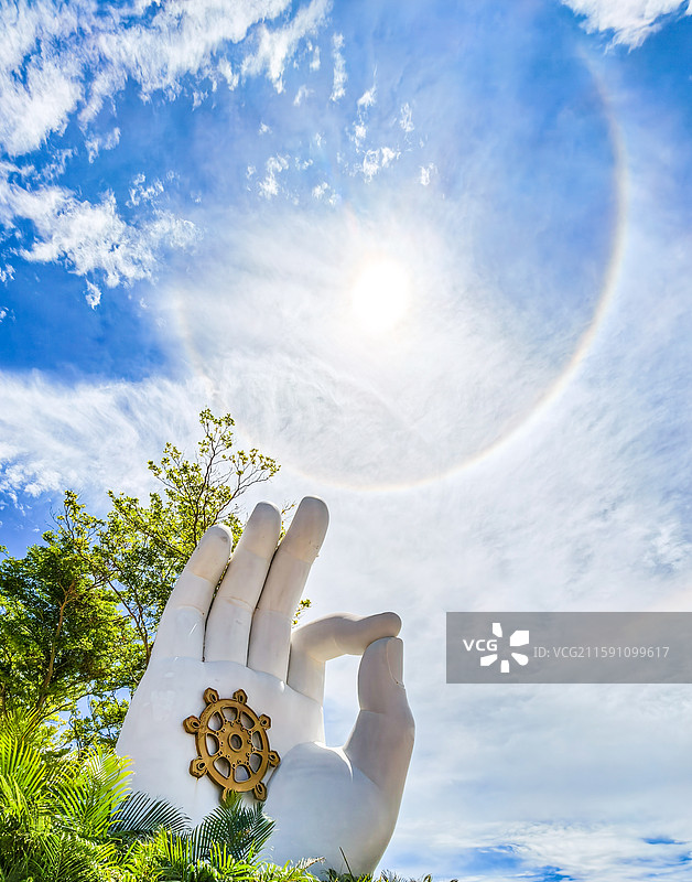 海南三亚南山寺海上观音雕像与彩色日晕太阳彩虹图片素材