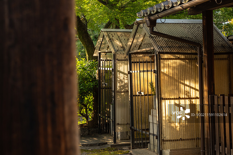 夏季京都建仁寺木质小社屋与光影图片素材