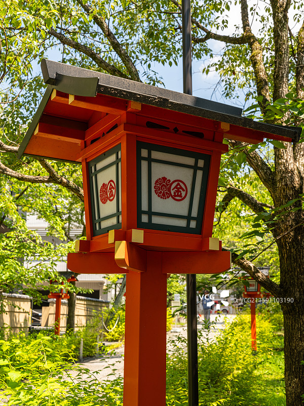 建仁寺夏日红色灯笼石柱图片素材
