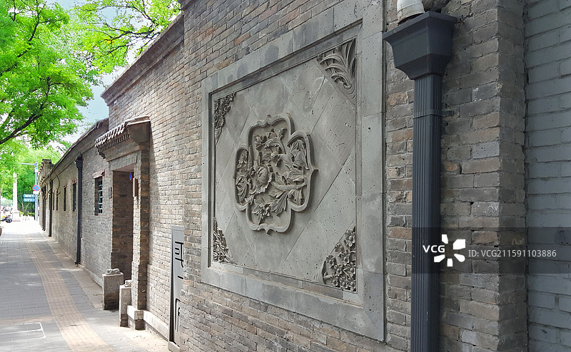 北京张自忠路上附带随墙影壁的特色随墙门四合院民居图片素材