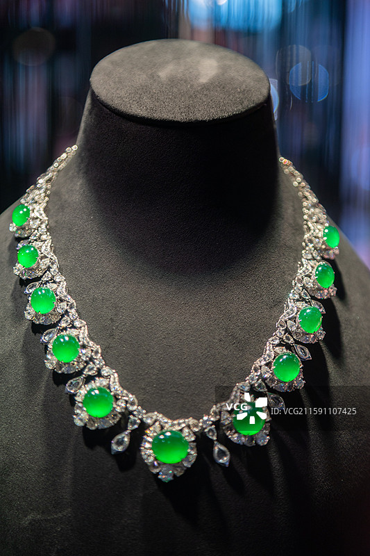 高端翡翠钻石吊坠项链图片素材